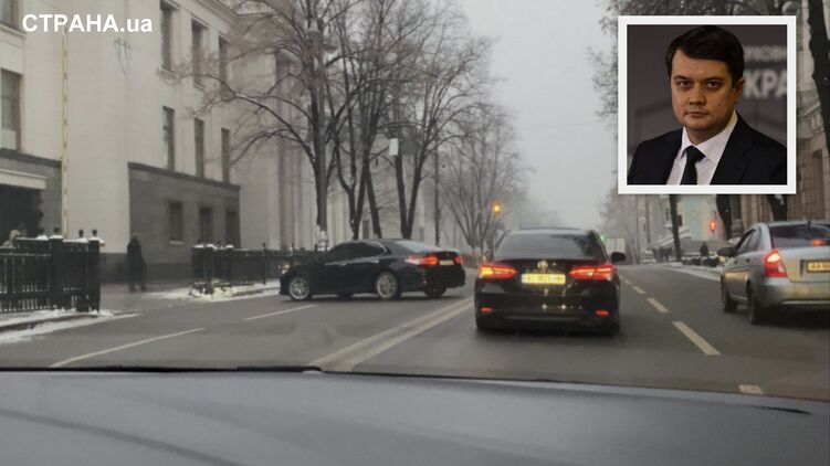 Автоколонна спикера заезжает на задний двор ВР, фото: Владислав Бовтрук, Изым Каумбаев, "Страна"