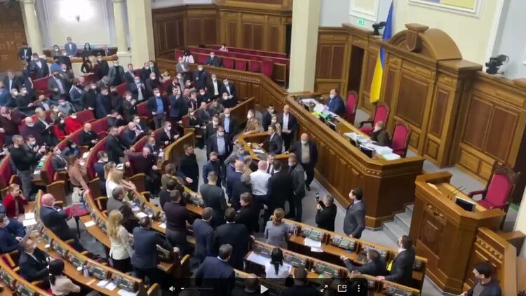 Нардепы устроили в Раде потасовку. Скриншот из видео
