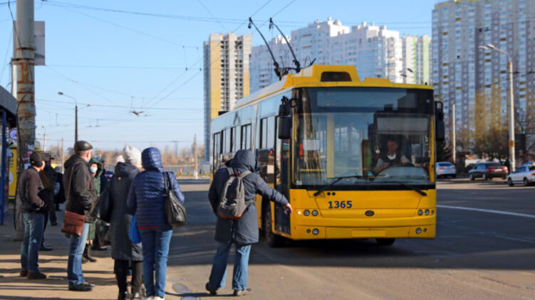 Кабмин предложил местным комиссиям принимать ограничения работы транспорта. Фото: Укринформ