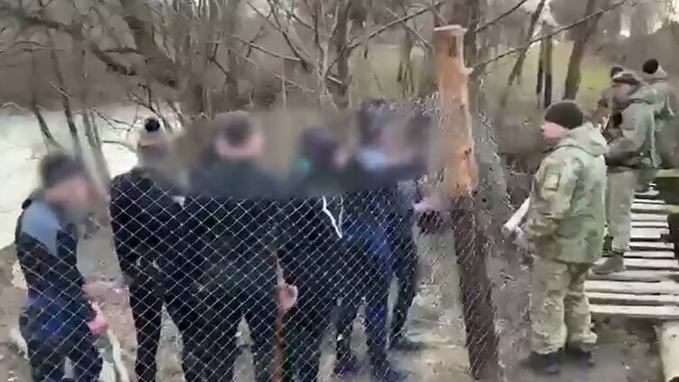 Злоумышленников пограничники поймали на горячем. Кадр с видео