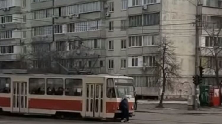 Инцидент произошел на остановке на улице Петра Запорожца. Скриншот из видео