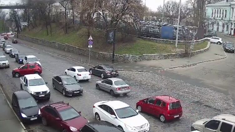 Полицейские составили протоколы на обеих нарушительниц. Скриншот из видео