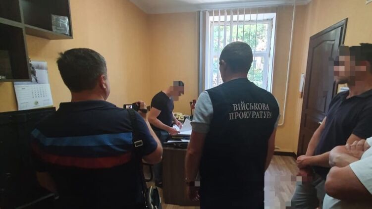 Работника СБУ обвиняют по двум статьям. Фото: gp.gov.ua