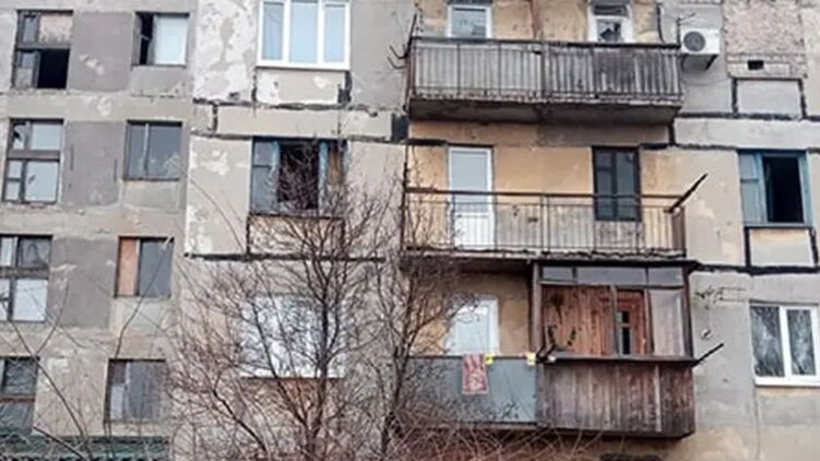 Дом, который пострадал от обстрела в Донецке