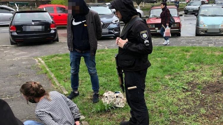 Под Ровно женщина напала на полицейскую и разбила ей голову. Фото: МВД