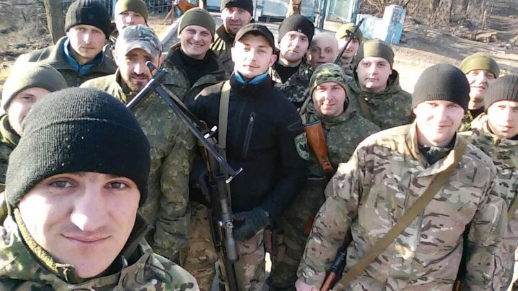 Советник мэра Ивано-Франковска проиллюстрировал пост снимком людей с оружием. Фото: facebook.com