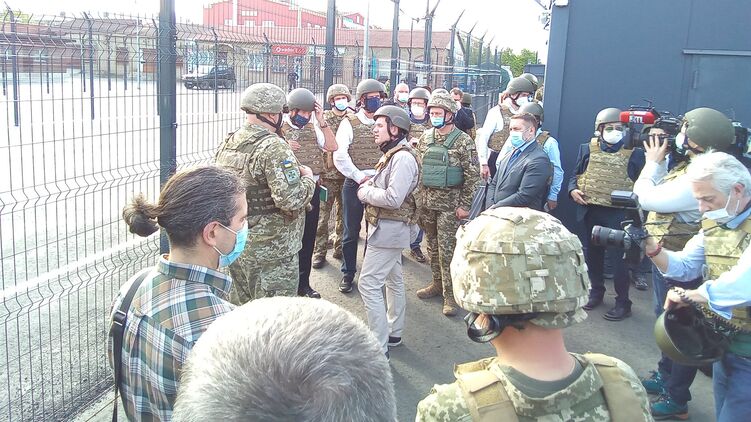 Главы МИД на КПВВ "Счастье". Фото: twitter.com/VasylBodnar