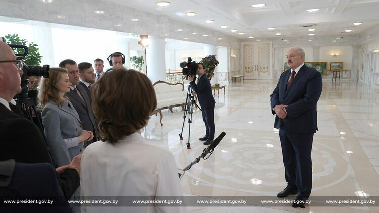 Лукашенко за два дня до 9 Мая поздравил украинцев с Днем Победы. Фото: president.gov.by