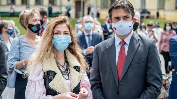 Джапарова (слева) рассказала о "Крымской платформе". Фото: facebook.com/edzhaparova