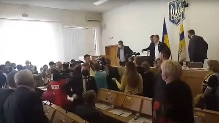 Депутаты облсовета в Ровно подрались на сессии. Скриншот