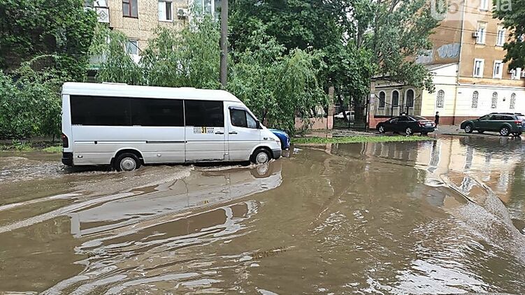 Улицы Николаева затопило от проливного дождя, фото: 0512.com.ua