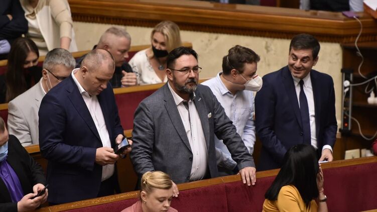 Никита Потураев поблагодарил кинувшихся на его защиту "слуг". Фото: "Страна"