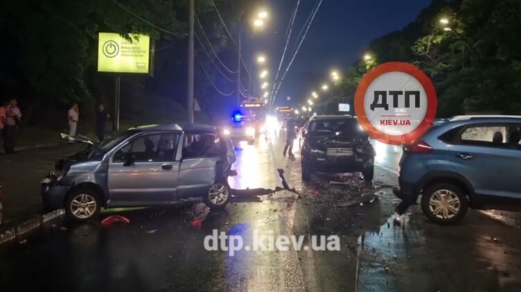 В Киеве женщина и двое детей пострадали в ДТП. Скриншот