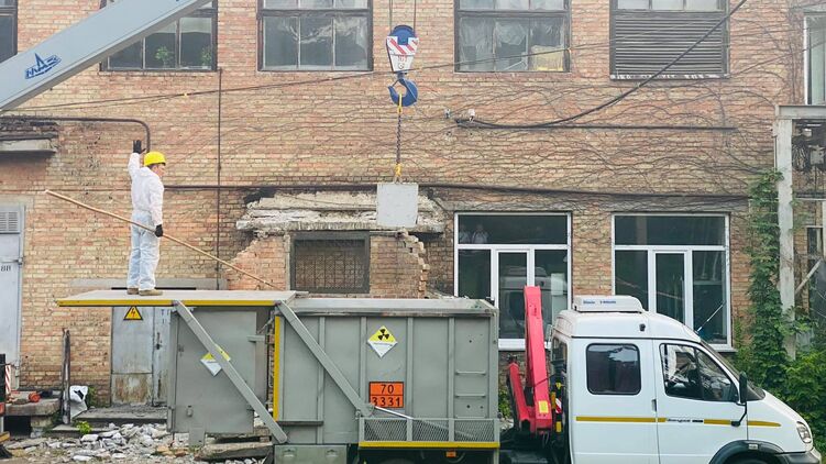 Ящик с радиацией обнаружили в подвале университета. Фото: Facebook