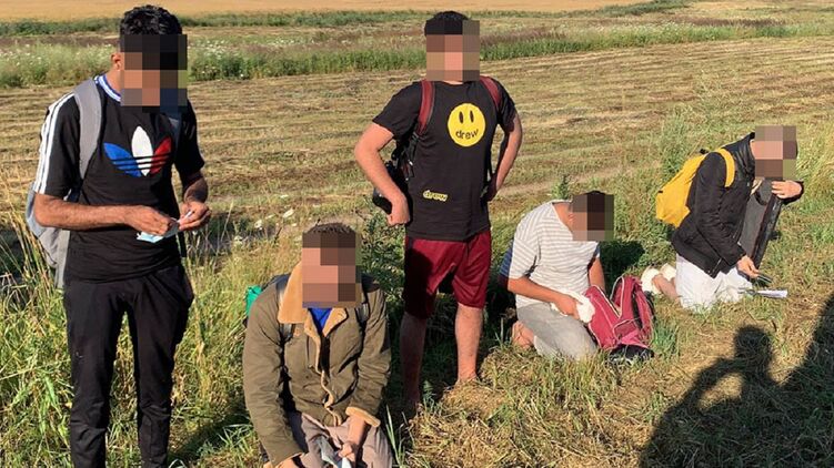 Литовские пограничники задержали мигрантов на границе с Беларусью. Фото: http://pasienis.lt