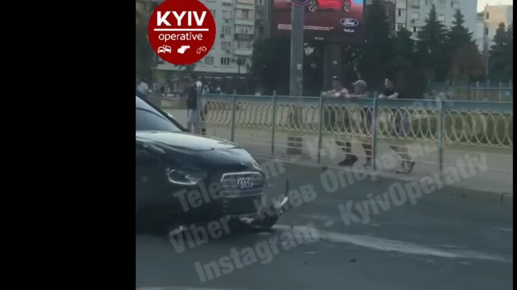 Тройное ДТП произошло на бульваре Леси Украине. Фото: facebook.com/KyivOperativ
