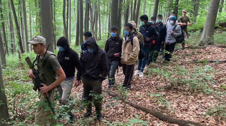 На границе со Словакией задержана группа мигрантов. Фото: mk.npu.gov.ua