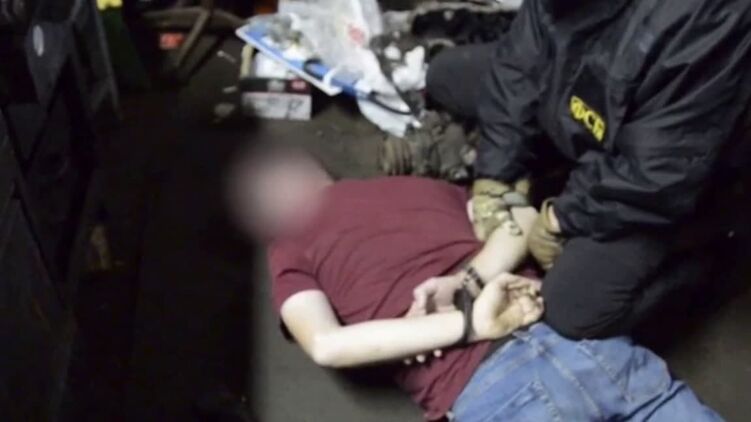 Сотрудники ФСБ РФ задержали украинца. Скриншот из видео