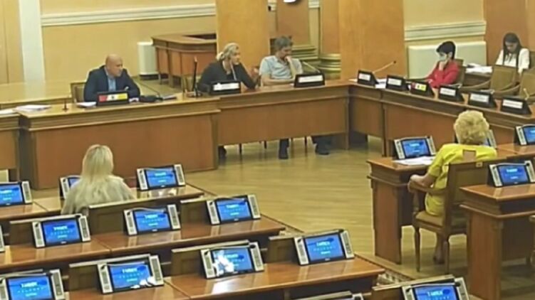 Депутат (посередине) высказалась о ситуации со здравоохранением в городе. Кадр с видео
