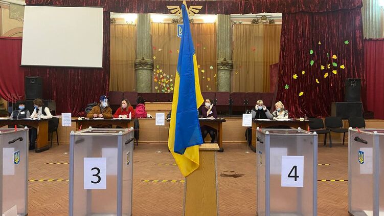 Явка на внеочередных выборах городского головы Харькова составила меньше 30%. Фото: "Страна" 