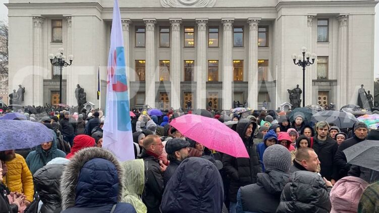 "Антивакцинаторы" устроили митинг под парламентом. Фото: Влад Бовтрук, "Страна"