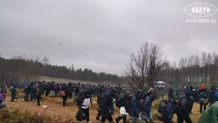 Тысячи нелегальных мигрантов атакуют границу Польши. Скриншот с видео