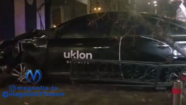 На одном из автомобилей написано "Уклон". Скриншот из видео