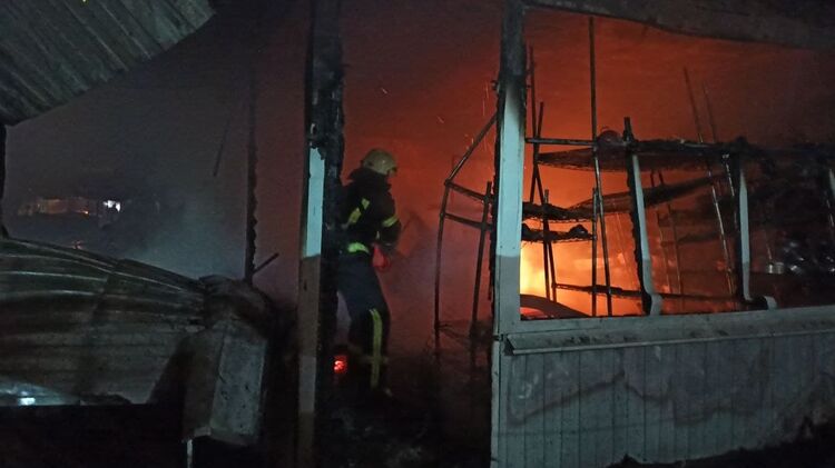Спасатели больше часа боролись с огнем. Фото: Facebook/ Головне управління ДСНС України у м.Києві