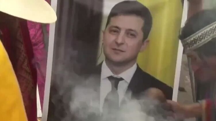 Портрет Зеленского участвовал в шаманском ритуале. Скриншот с видео