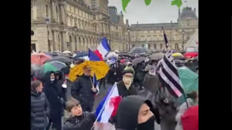 Парижане вышли на акцию протеста против вакцинных пропусков. Фото: скрин видео YouTube