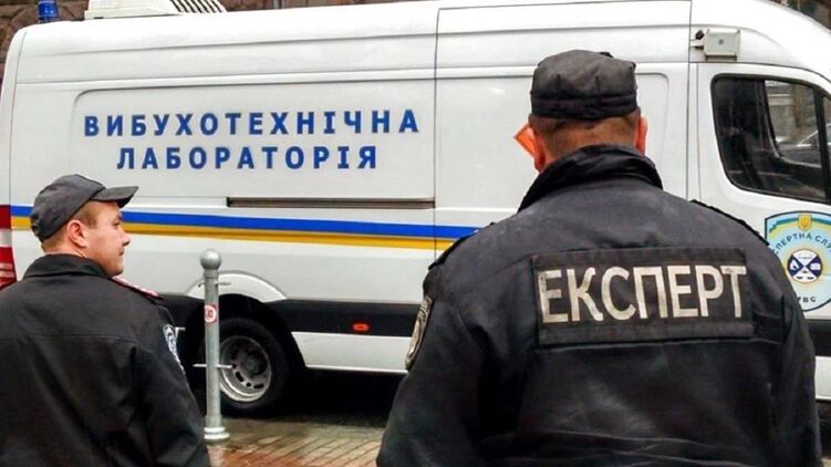 В столице эвакуируют людей из торгово-развлекательных центров из-за сообщений о минировании. Фото: informator.ua
