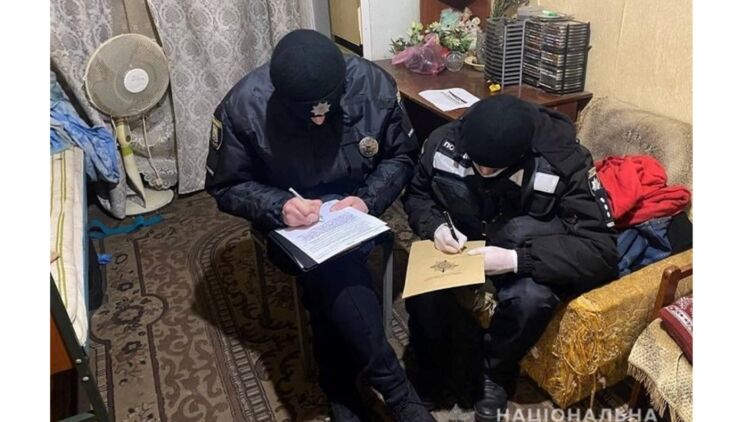 Полицейские помешали пьяной киевлянке зарезать своего ребенка. Фото: Facebook/полиция Киева