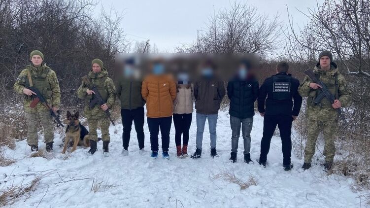 На Закарпатье задержаны пять нелегалов из Непала. Фото: Госпогранслужба 