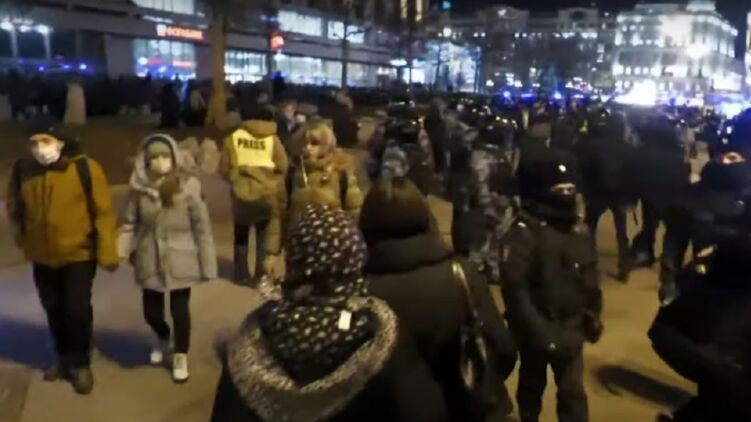 Митинги прошли во многих городах РФ. Скриншот из видео
