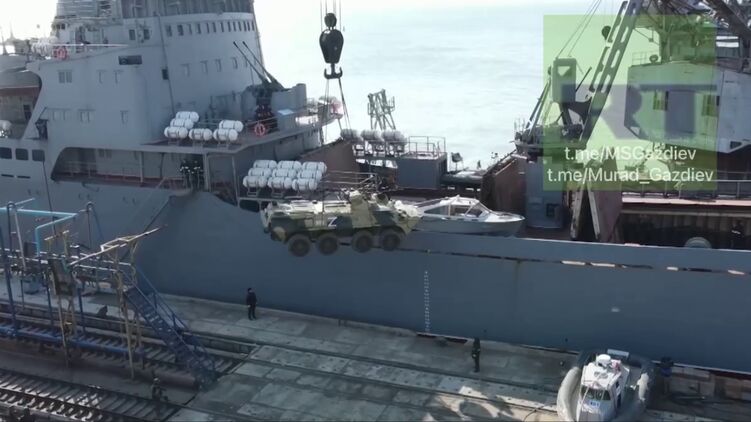 Российский телеканал показал, как армия РФ использует порт Бердянска. Фото: Скриншот из видео 