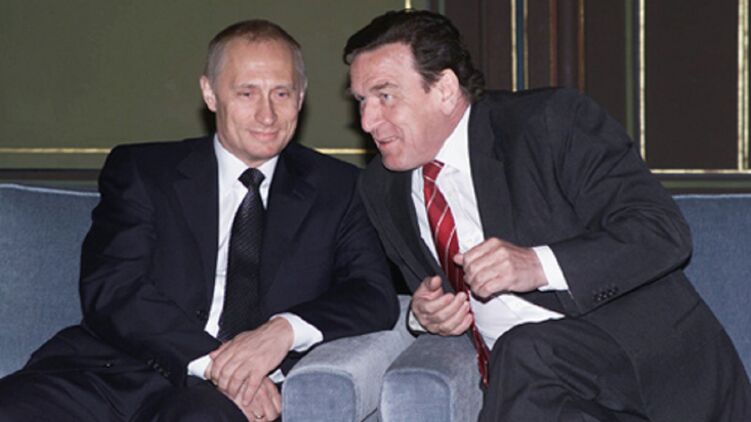 Шредер беседует с Путиным в Веймаре 9 апреля 2002 года. Фото: wikipedia