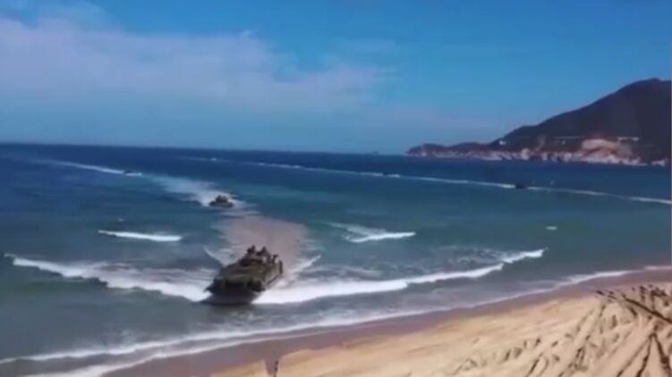 Китайская морская пехота отрабатывает высадку на побережье. Скриншот видео