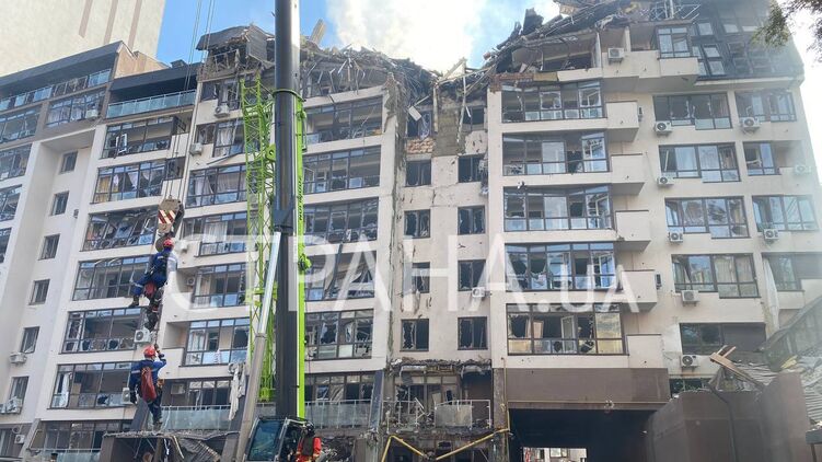 Удар по многоэтажке вблизи завода "Артем" в Киеве. Фото "Страны"