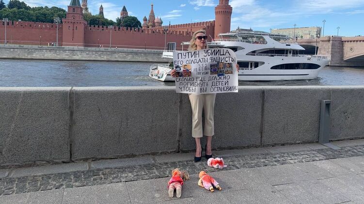 Овсянникова вышла протестовать с плакатом. Фото: Телеграм