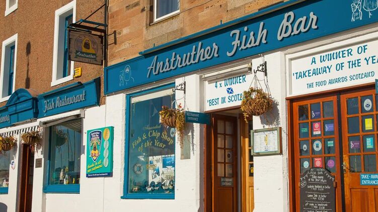 Англичане любят магазинчики, торгующие так называемым fish and chips. Фото: booking.com