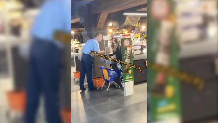 К травле женщины подключился даже охранник супермаркета. Скриншот из видео