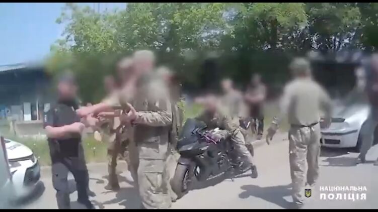 Военные угрожали стрелять по копам и для убедительности открыли огонь в воздух. Скриншот из видео