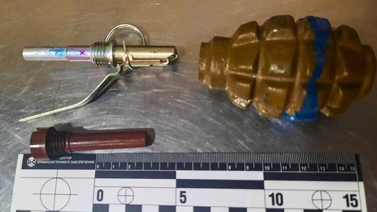 Зачем мужчина разгуливал с гранатой, неясно. Фото: facebook.com/UA.KyivPolice