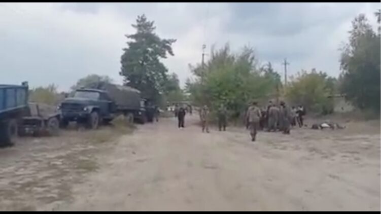 "Мобиков" из "ЛНР" не выпускают из зоны боевых действий и не дают еду и воду. Скриншот из видео
