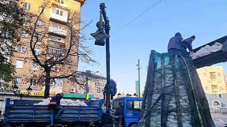 Демонтаж бюста Александра Пушкина в Харькове. Фото: соцсети