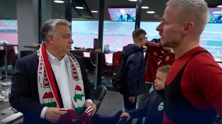Орбан попал в дипломатический скандал из-за провокационного шарфа. Фото: Инстаграм Орбана
