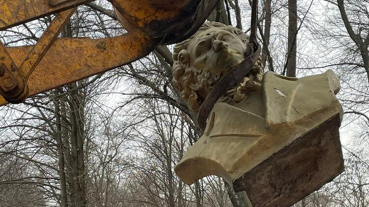 Демонтаж памятника Пушкину в Краматорске Донецкой области. Фото: Facebook