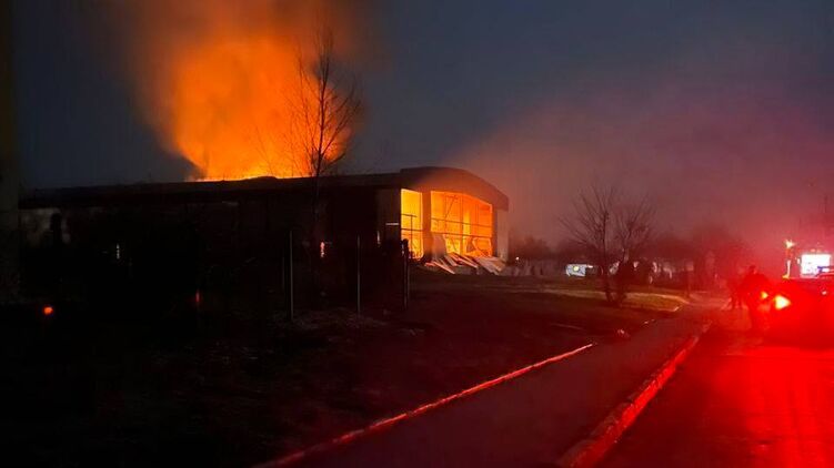 Пожар в ледовой арене после удара. Фото: Телеграм
