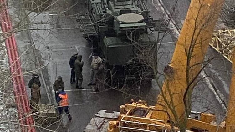 У російській столиці та біля неї встановлюють системи ППО. Фото: t.me/nexta_live