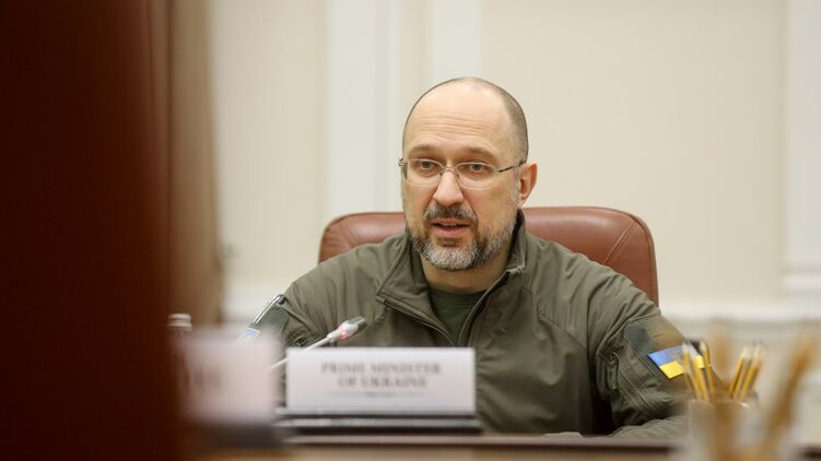 Шмыгаль заявил, что в 2023 году выплаты для ВПЛ будут автоматически продлены. Фото: Facebook